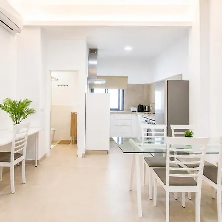 Center R1 Apartment
