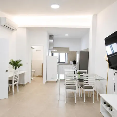 Center R1 Apartment *